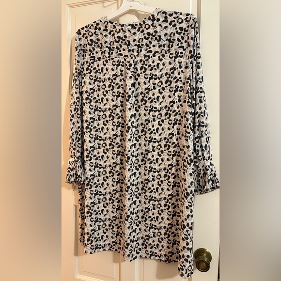 LOFT Women’s Plus White & Grey 3/4 Pleated Sleeve Dress with Keyhole Neckline - Picture 7 of 8